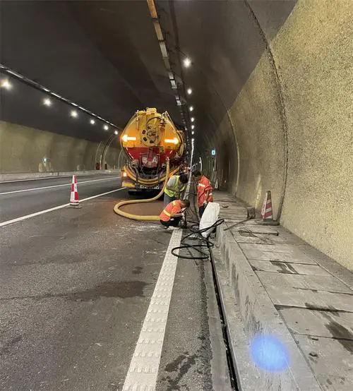 黑河隧道排水渠清淤
